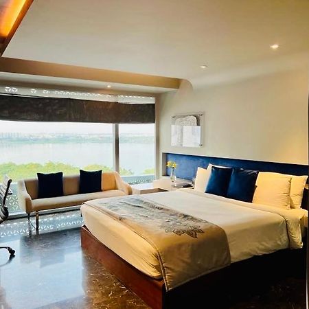 The Park Hyderabad, Banjara Hills Near Hussain Sagar Lake Exterior foto A room at the hotel