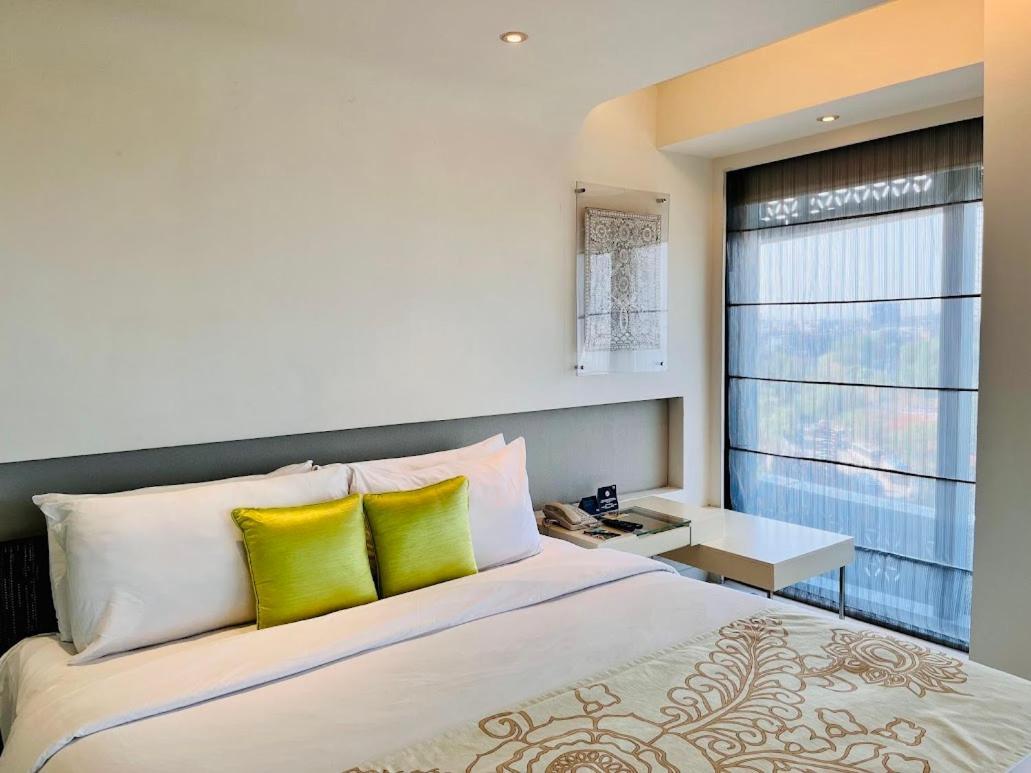 The Park Hyderabad, Banjara Hills Near Hussain Sagar Lake Exterior foto A bedroom at the hotel
