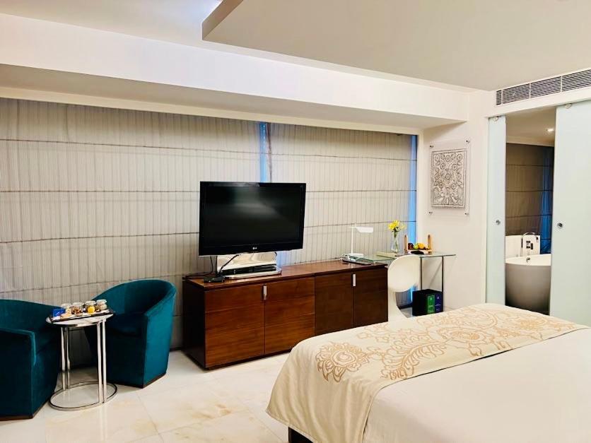 The Park Hyderabad, Banjara Hills Near Hussain Sagar Lake Exterior foto A room at the Taj Mahal Palace
