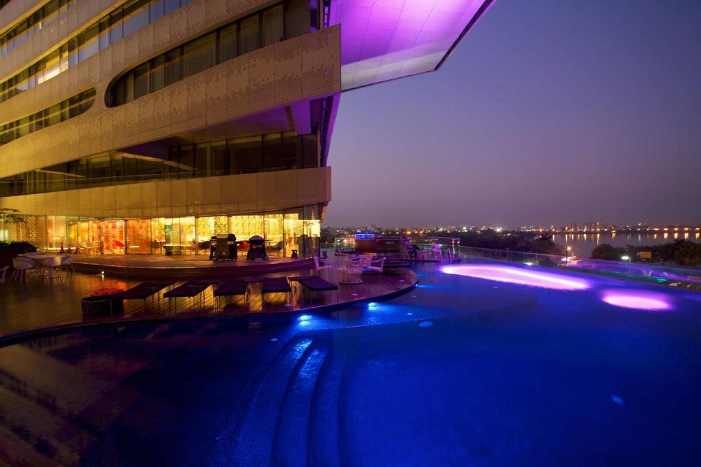 The Park Hyderabad, Banjara Hills Near Hussain Sagar Lake Exterior foto The pool at the hotel
