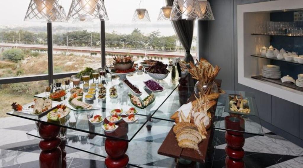 The Park Hyderabad, Banjara Hills Near Hussain Sagar Lake Exterior foto A buffet at a restaurant
